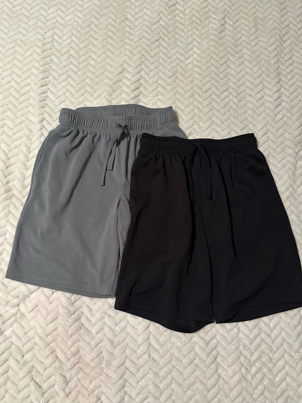 Men's Athletic Shorts in Black and Gray Size Small-2 pair